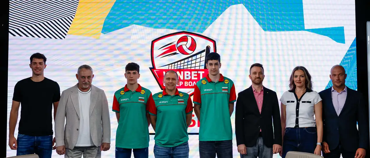 Осем души в редица пред екран с логото на WINBET