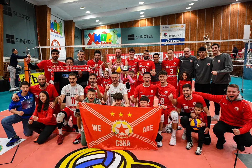 Отбор в червено със знаме на клуба и фенове след мача