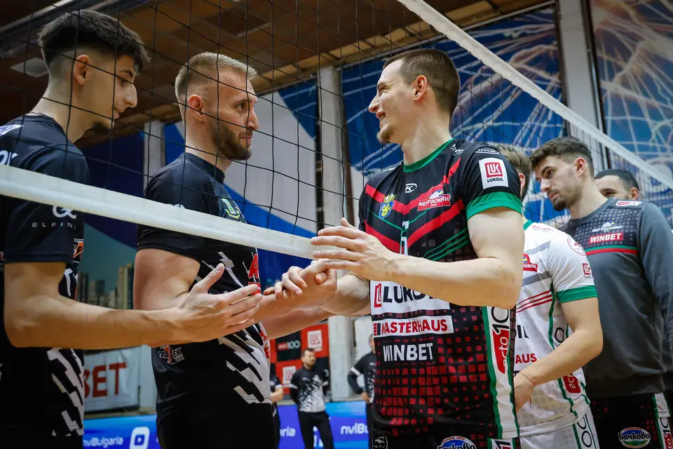 Ръкостискане между играчи на двата отбора над мрежата
